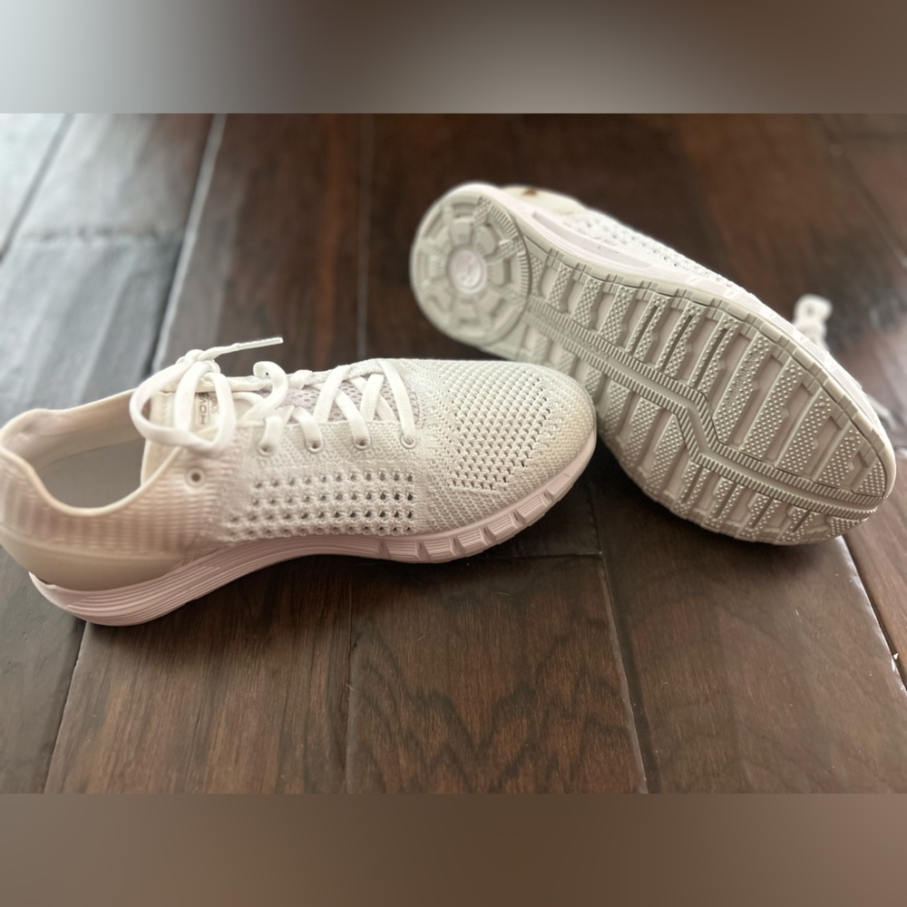 NWT Under Armour Women's Shoes UA Hovr Sonic NC White Gold Size 7 - Picture 2 of 3